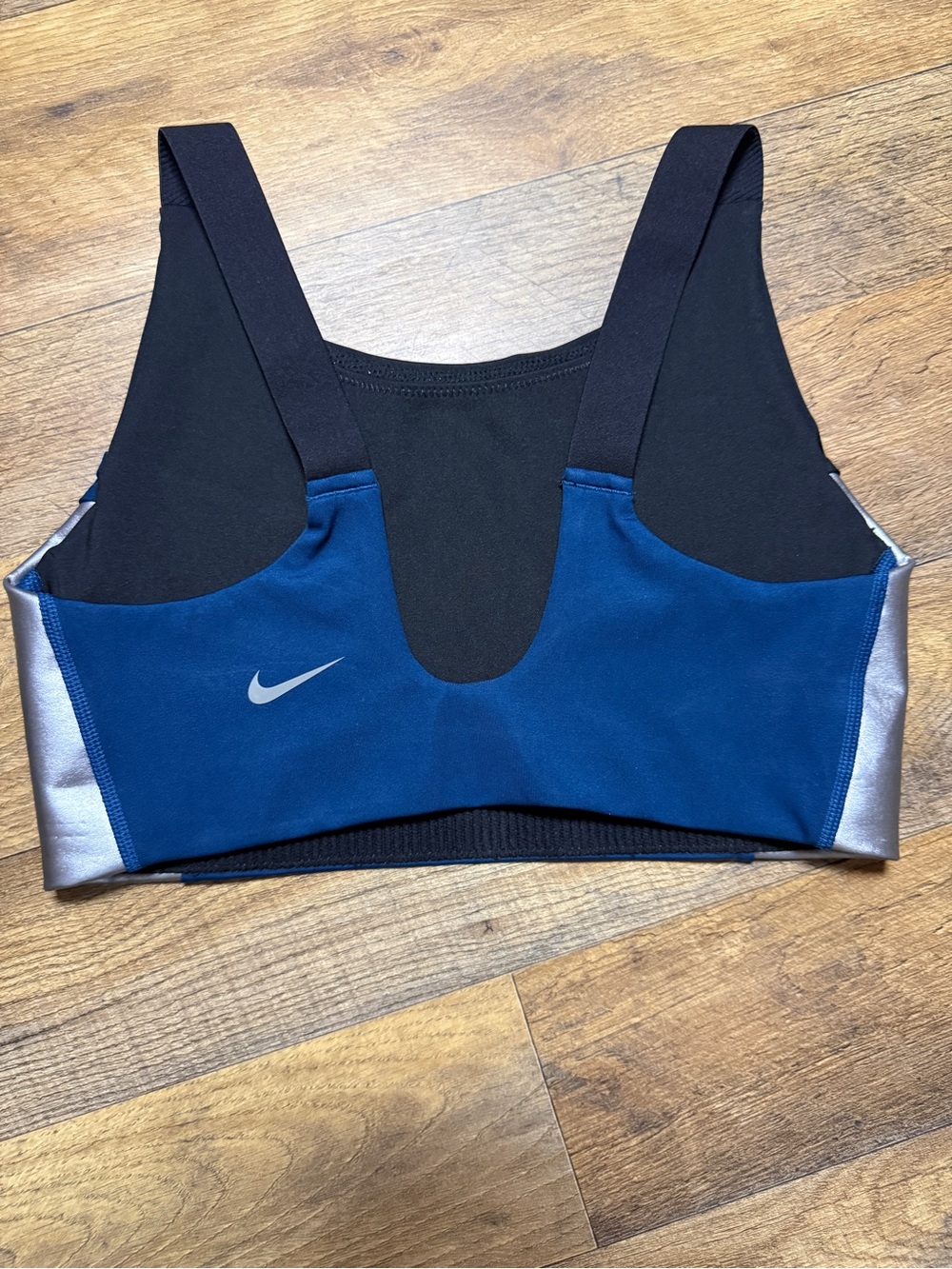 Women’s Nike Metallic Sports Bra Size Small - Picture 3 of 11